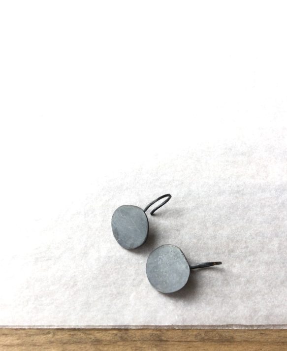 Nolda Vrielink, earrings -  flat round, oxidized silver