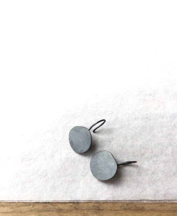 Nolda Vrielink, earrings -  flat round, oxidized silver