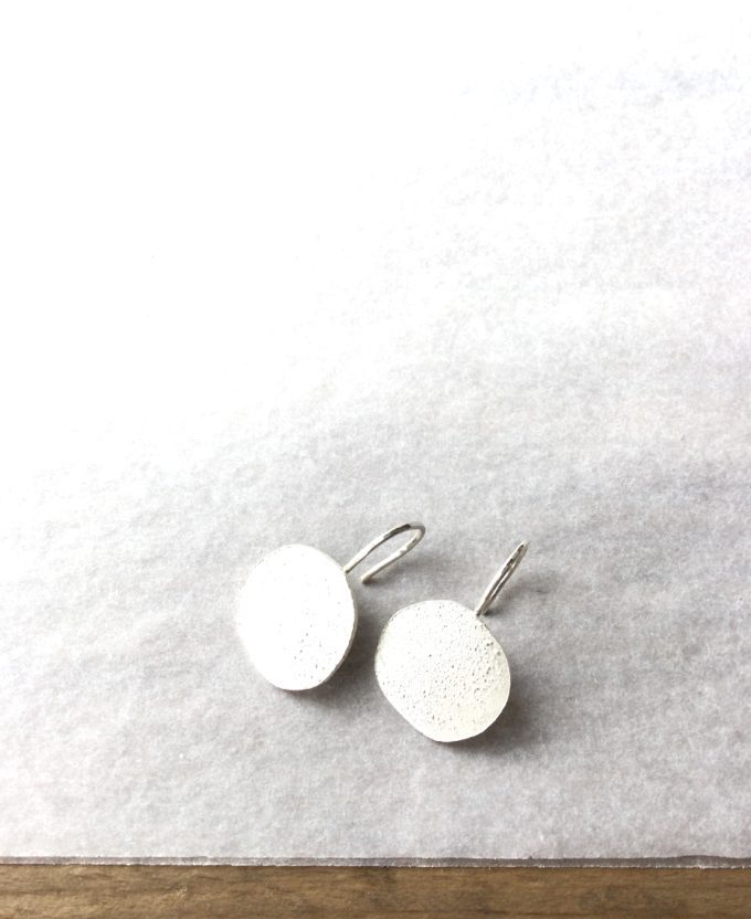 Nolda Vrielink, earrings -  flat round, silver
