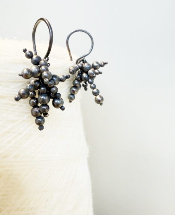Nolda Vrielink, earrings - cluster / + colors